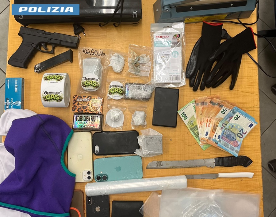 Vede la Volante e tenta di nascondere il borsello con l’hashish: a casa altra droga, una finta pistola e un passamontagna