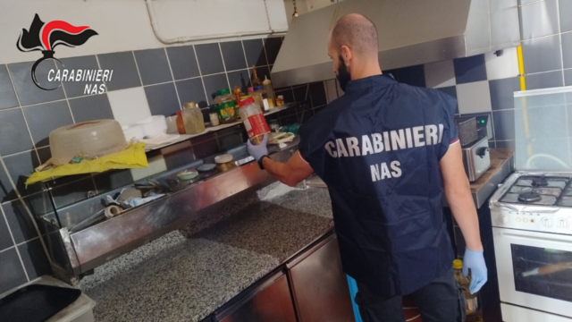 Sporco e prodotti alimentari scaduti scoperti dal Nas di Parma a Reggio e nella bassa reggiana