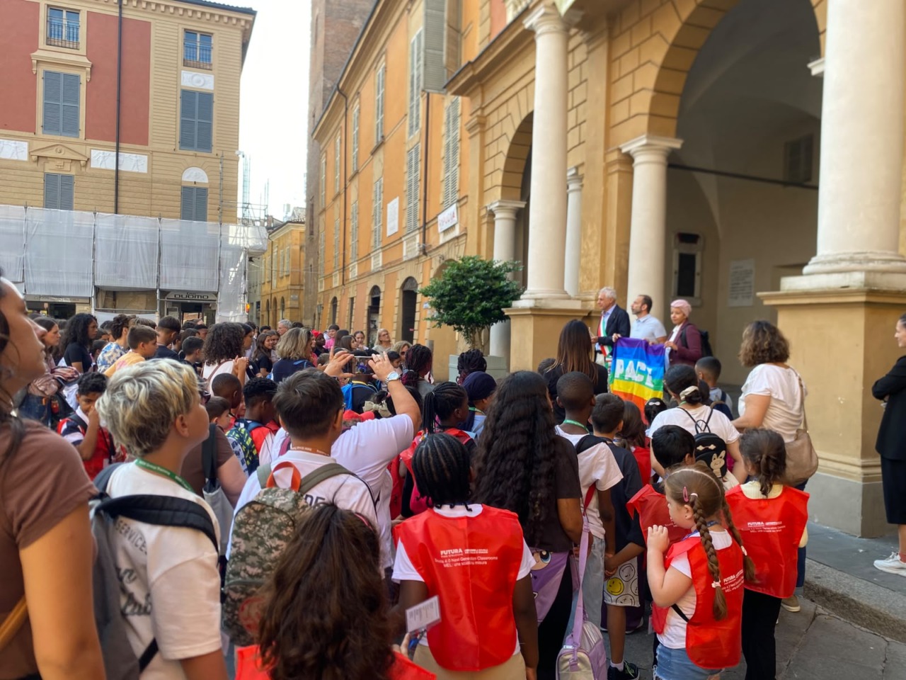 Reggio Emilia ha accolto il Giro d’Italia della Pace: accesa in piazza Prampolini la Lampada di Assisi