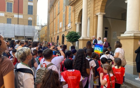 Reggio Emilia ha accolto il Giro d’Italia della Pace: accesa in piazza Prampolini la Lampada di Assisi