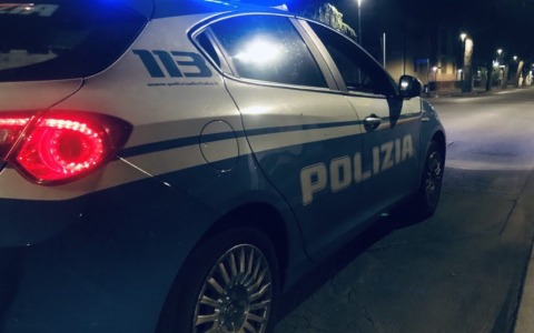 Ruba un computer da un’auto in sosta, ma viene scoperto dalla Polizia di Stato