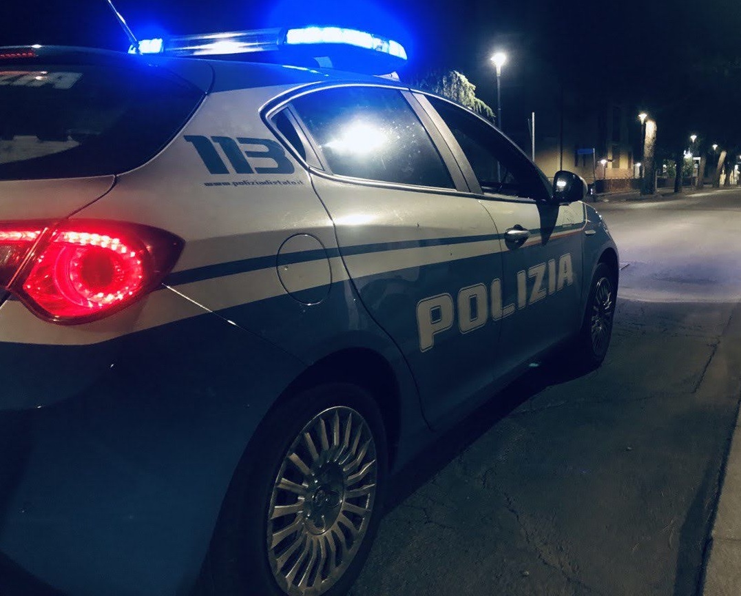 Ruba un computer da un’auto in sosta, ma viene scoperto dalla Polizia di Stato
