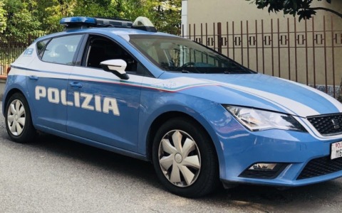 Ruba un cellulare ad un’anziana signora, ma viene intercettato dalla Polizia e arrestato