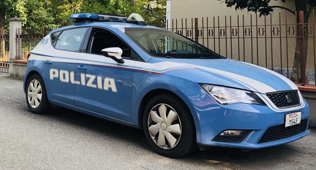 Ruba un cellulare ad un’anziana signora, ma viene intercettato dalla Polizia e arrestato
