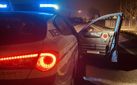 Fugge con uno scooter, ma viene raggiunto dagli agenti della Polizia di Stato