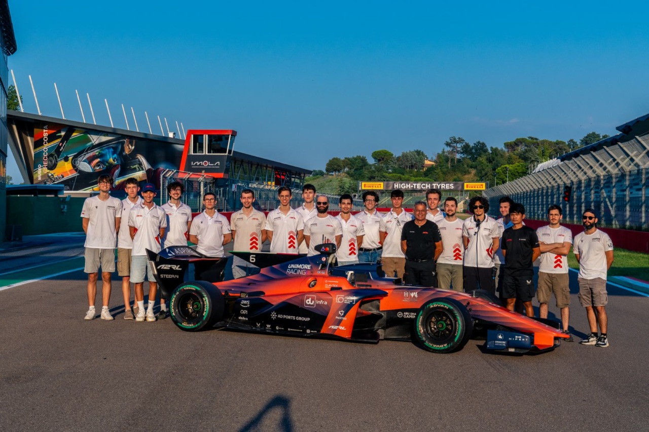 Nel GP delle auto a guida autonoma a Imola Unimore Racing è in polke position