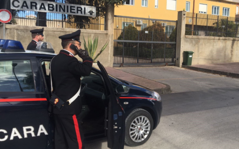 In azienda con un furgone per rubare materiale in ghisa