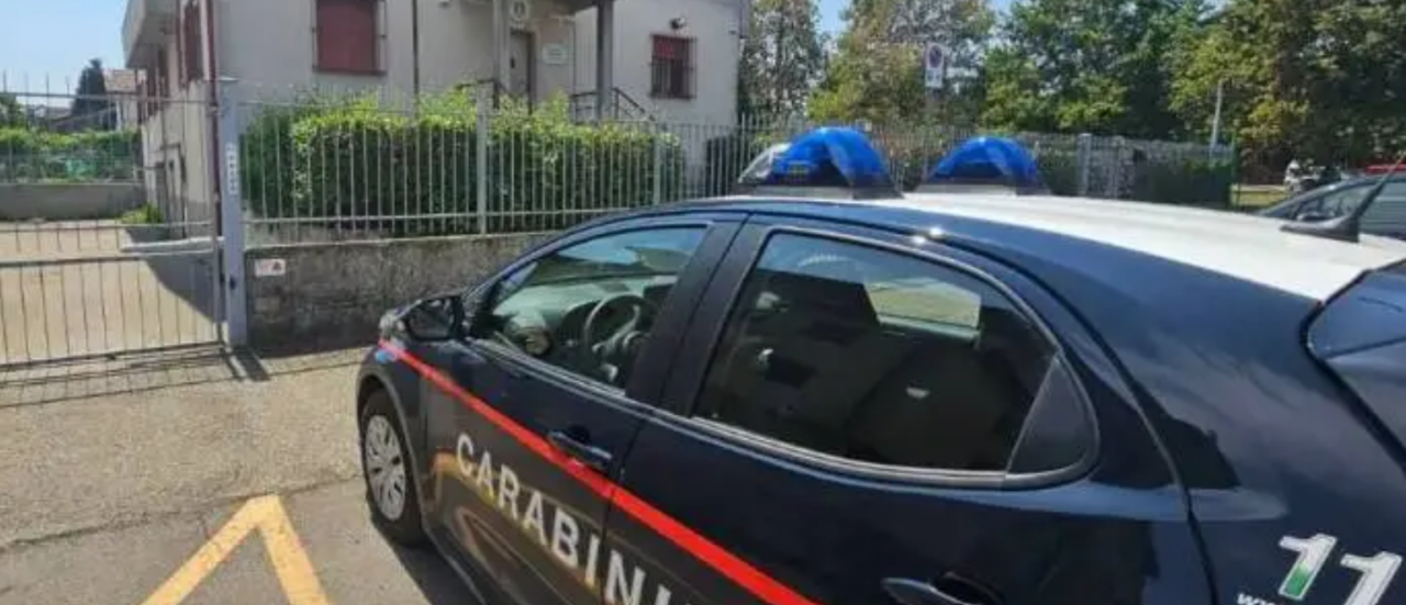 Dimentica  il portafogli con duecento euro al distributore di benzina e glielo svuotano: denunciate due donne