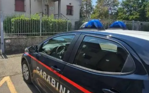 Dimentica il portafogli con duecento euro al distributore di benzina e glielo svuotano: denunciate due donne