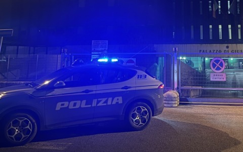Tenta di violentare una addetta ai bagni di un Centro commerciale: arrestato 22 enne