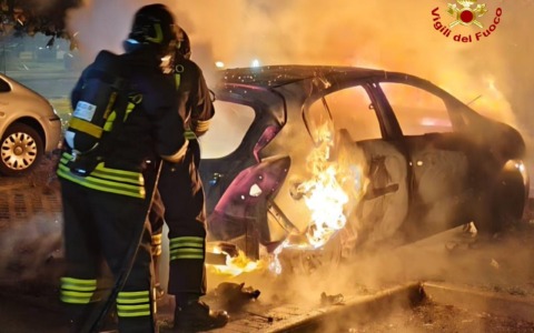 A fuoco un’autovettura: l’origine è dolosa