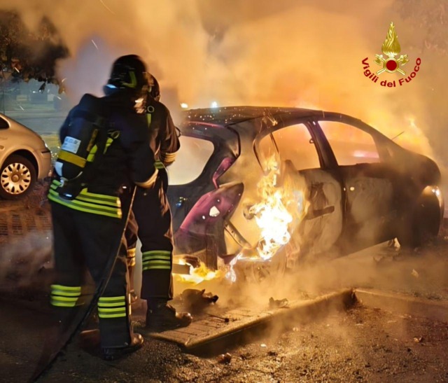 A fuoco un’autovettura: l’origine è dolosa