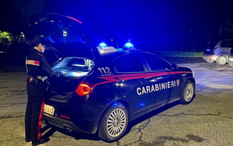 Discussione per una ragazza fuori da un locale sfocia in aggressione: 35enne denunciato dai Carabinieri