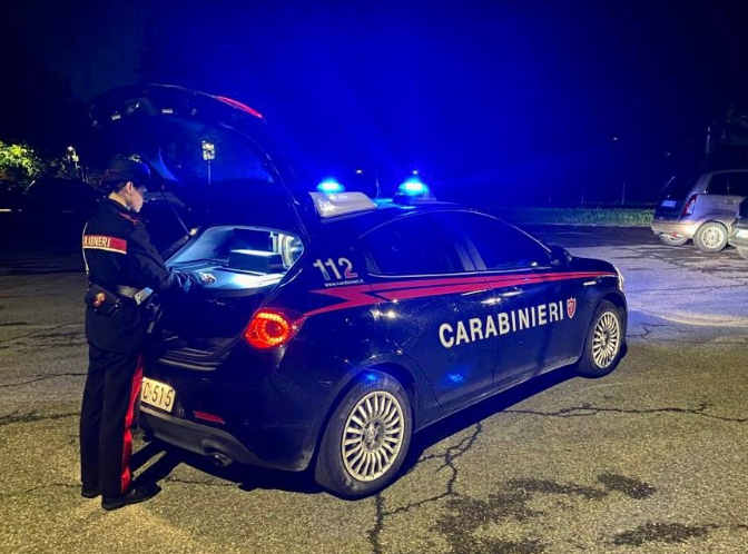 Discussione per una ragazza fuori da un locale sfocia in aggressione: 35enne denunciato dai Carabinieri