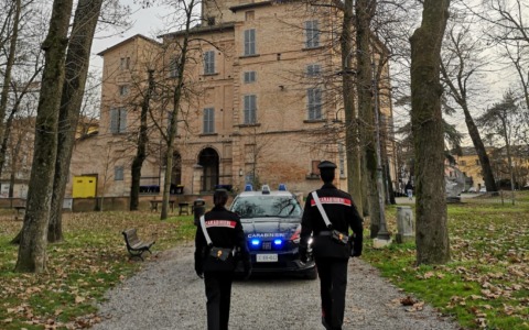 Lite da fuori un circolo sportivo finisce a pugni: denunciato un 23enne