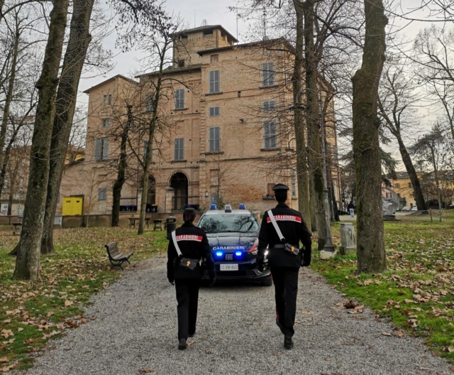 Lite da fuori un circolo sportivo finisce a pugni: denunciato un 23enne