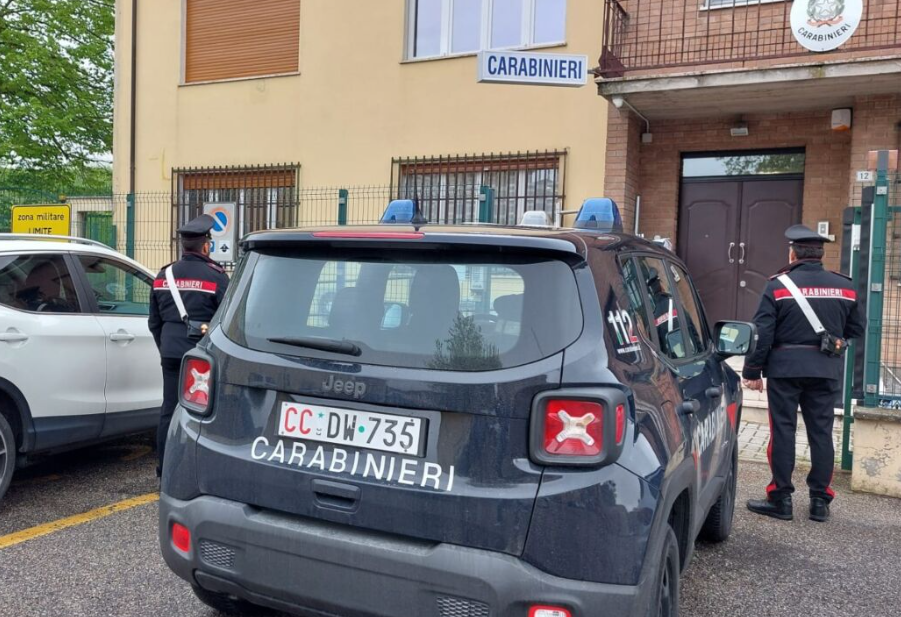 Sorpresa a rubare pluviali da un garage di un’abitazione: denunciata