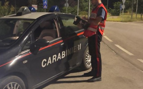 Dorme in mezzo alla strada con un taglierino