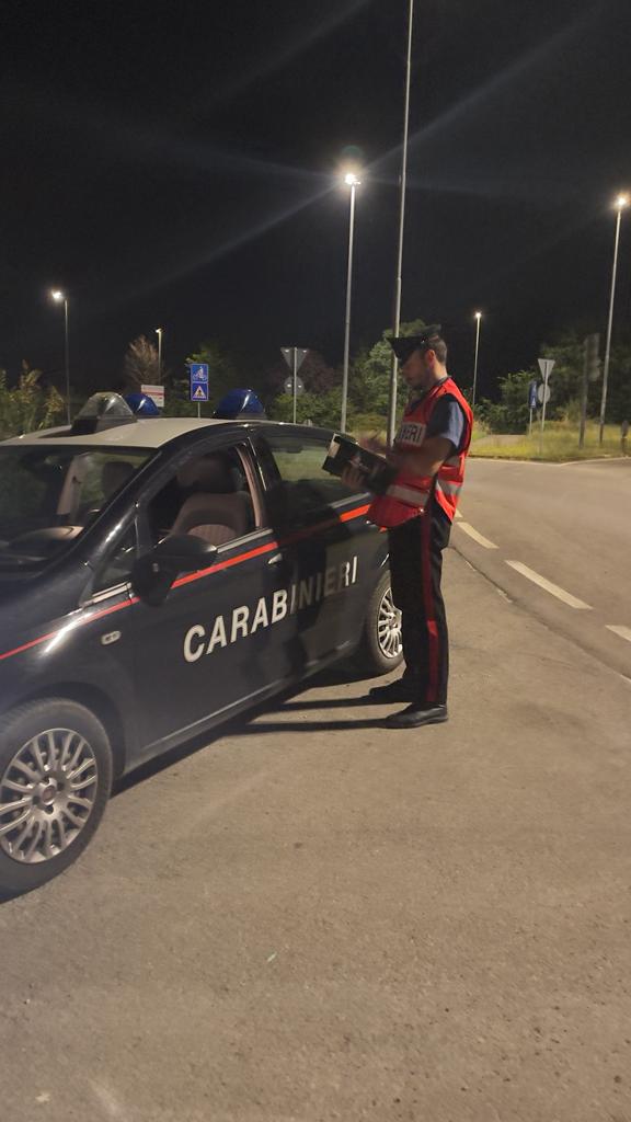 Dorme in mezzo alla strada con un taglierino