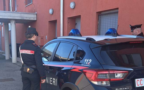 Con la scusa di una gomma sgonfia gli ruba il borsello ed utilizza la sua carta di credito