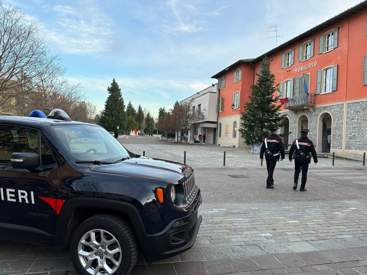 Infrangono il vetro di un’auto in sosta per rubare una borsa: tre giovani denunciati