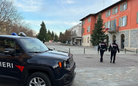 Infrangono il vetro di un’auto in sosta per rubare una borsa: tre giovani denunciati