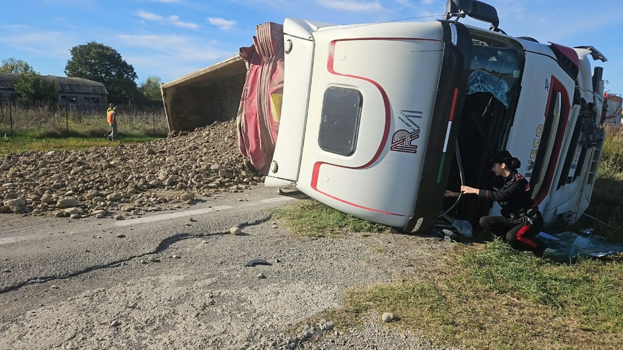 Camion si ribalta e colpisce una autovettura: un ferito