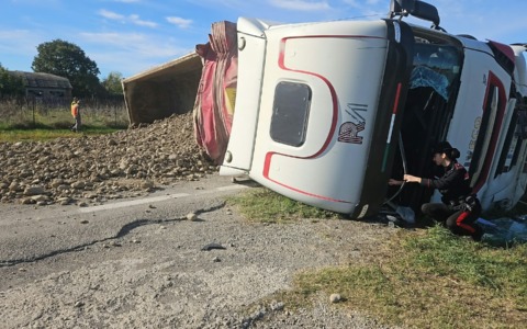 Camion si ribalta e colpisce una autovettura: un ferito