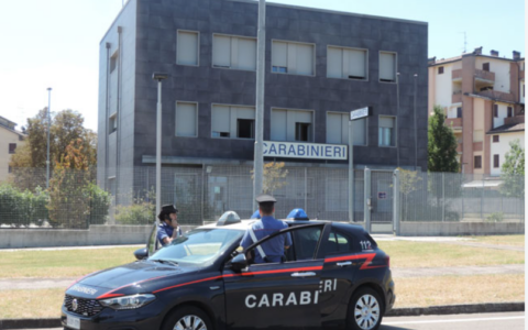 Armato di coltello e con la droga nascosta sulla panchina