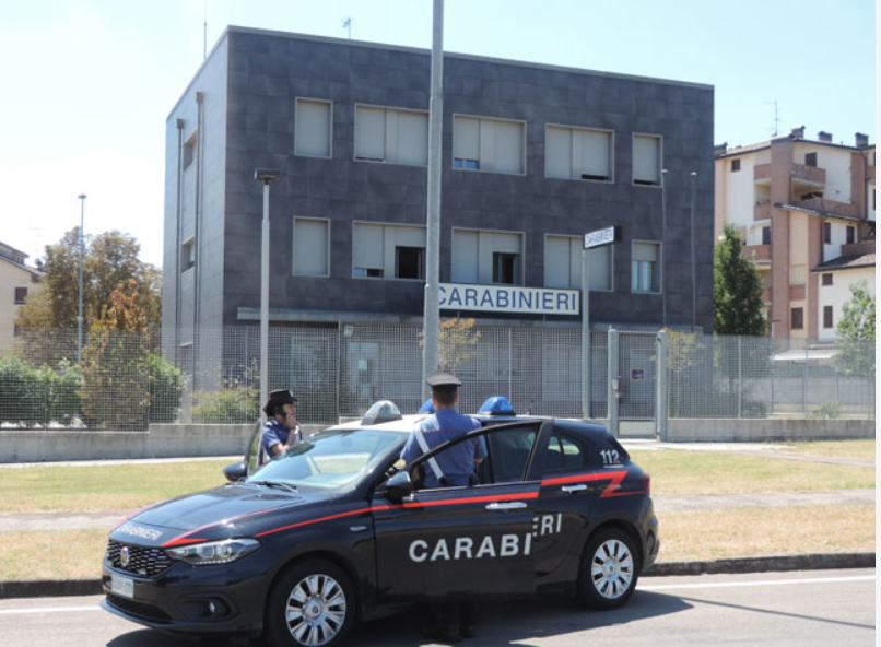 Armato di coltello e con la droga nascosta  sulla panchina
