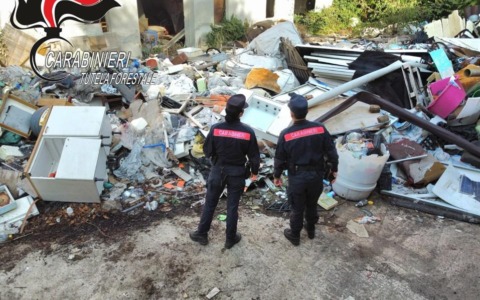 Scoperta discarica abusiva: denunciate dieci persone ed una Società
