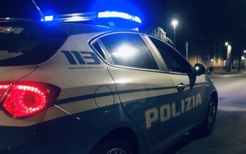 Rubano il carburante da un mezzo pesante in sosta: arrestati un 22enne e un 26enne dalla Polizia di Stato