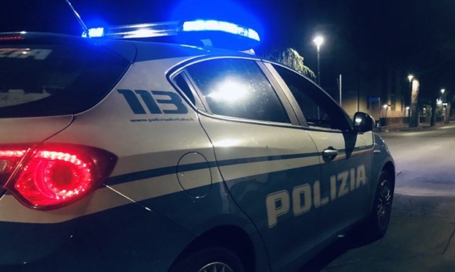 Rubano il carburante da un mezzo pesante in sosta: arrestati un 22enne e un 26enne dalla Polizia di Stato
