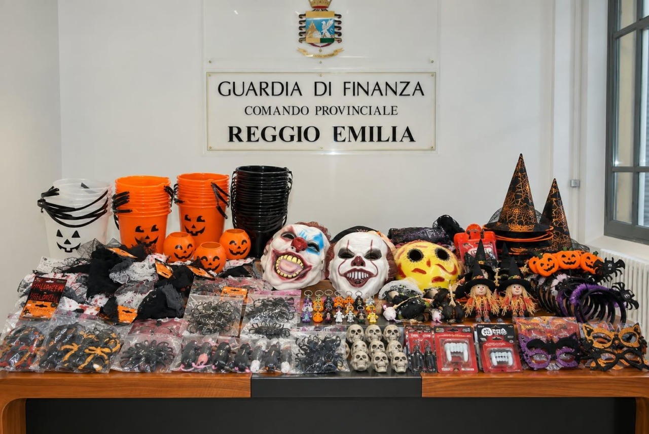 Sequestrati oltre mille articoli tra giocattoli, maschere e decorazioni di Halloween non sicuri