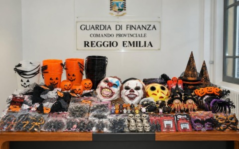 Sequestrati oltre mille articoli tra giocattoli, maschere e decorazioni di Halloween non sicuri