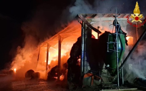 Vasto incendio distrugge un fienile: danni ingenti