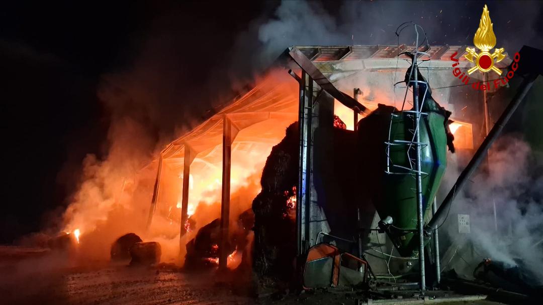 Vasto incendio distrugge un fienile: danni ingenti