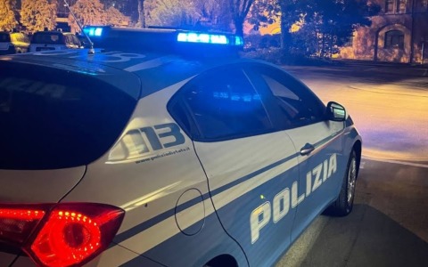 Ubriaco aggredisce gli agenti della Polizia di Stato e danneggia un’auto di servizio