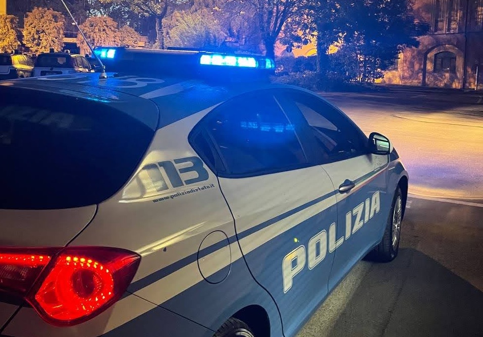 Ubriaco aggredisce gli agenti della Polizia di Stato e danneggia un’auto di servizio