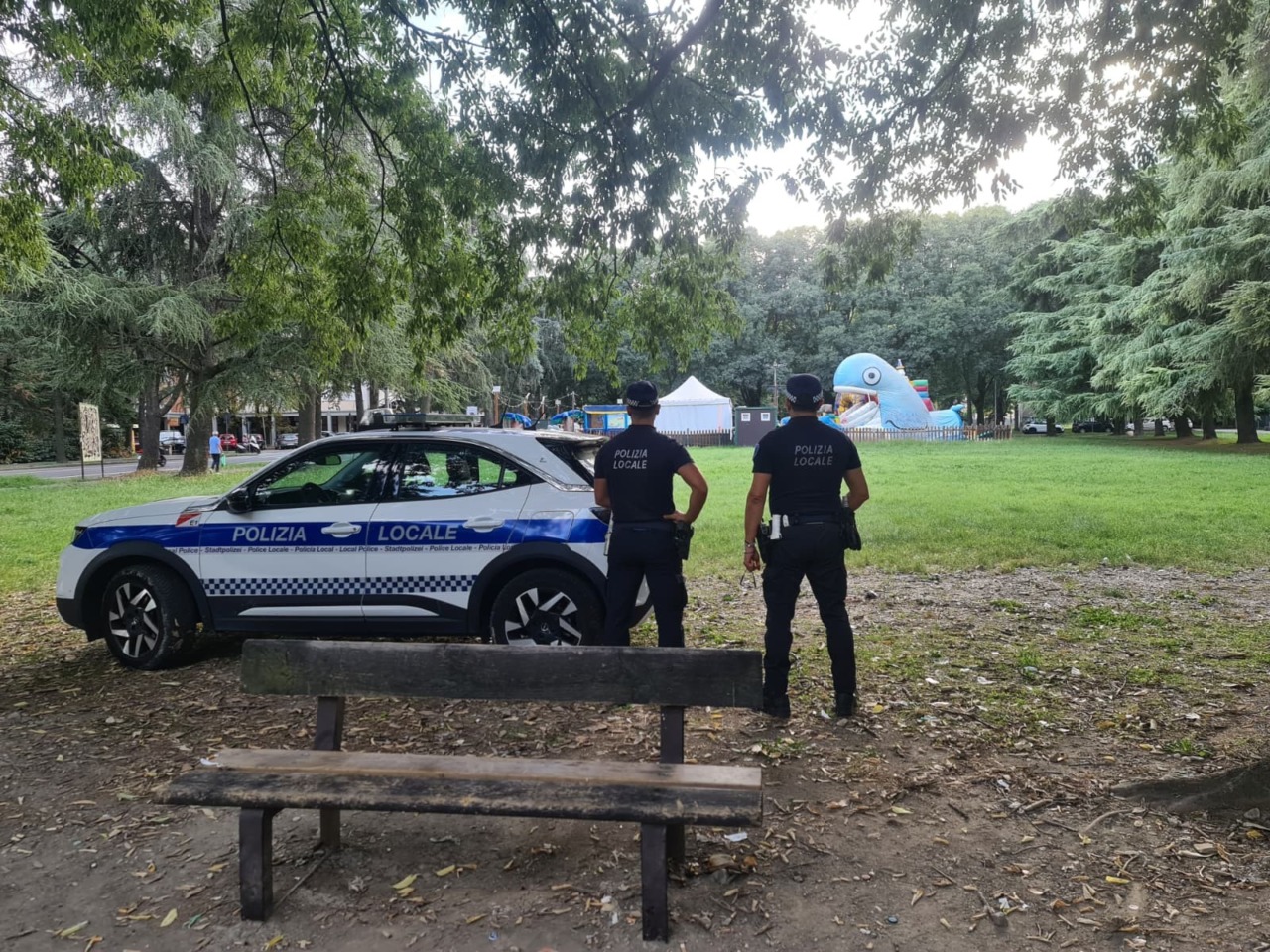 Al parco per confezionare dosi di hashish