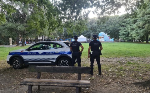 Al parco per confezionare dosi di hashish