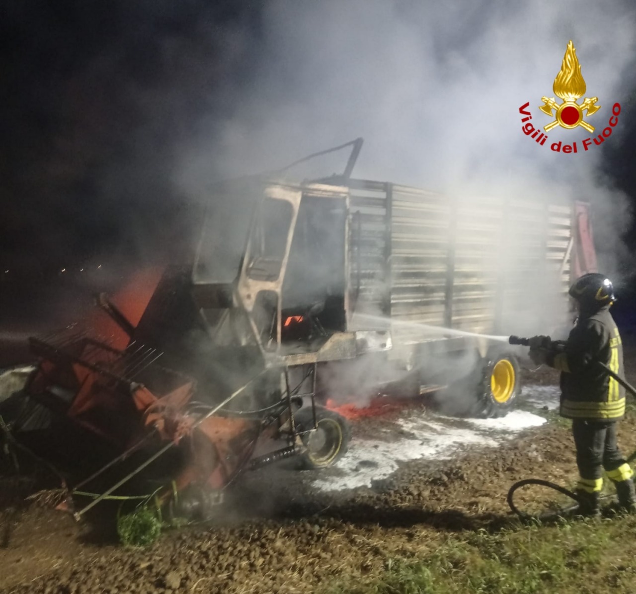A fuoco un mezzo agricolo: non si esclude la pista dolosa