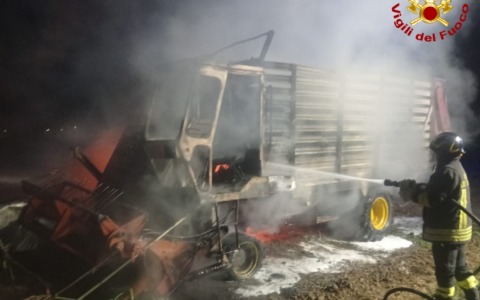 A fuoco un mezzo agricolo: non si esclude la pista dolosa