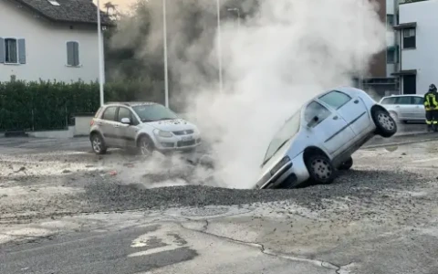 Voragine inghiotte auto in via Galileo Galilei