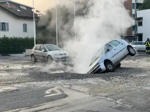 Voragine inghiotte auto in via Galileo Galilei